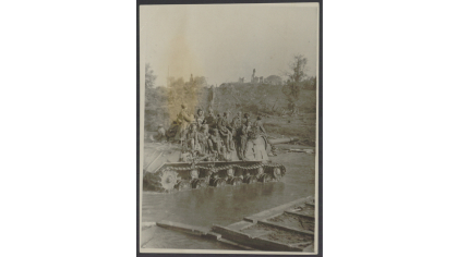 Тяжёлая самоходная артиллерия, преследуя отступающих гитлеровцев, переправляется через реку Полота.