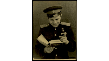 Герой Советского Союза Обедняк Николай Иванович, старший лейтенант, за чтением книги.