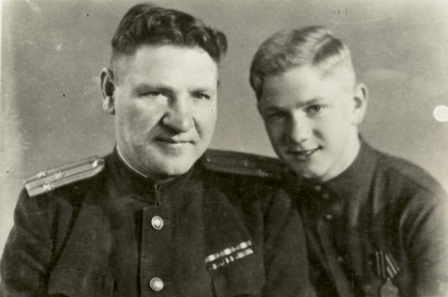 Коржиков Юрий Яковлевич, подпольщик города Минска, вместе с отцом, Коржиковым Яковом Арсентьевичем (2).jpg