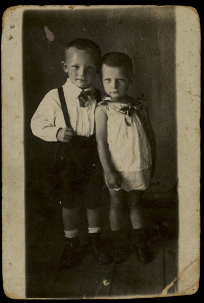 Фотография Люси Герасименко (справа) с двоюродным братом Володей Шнитко.jpg