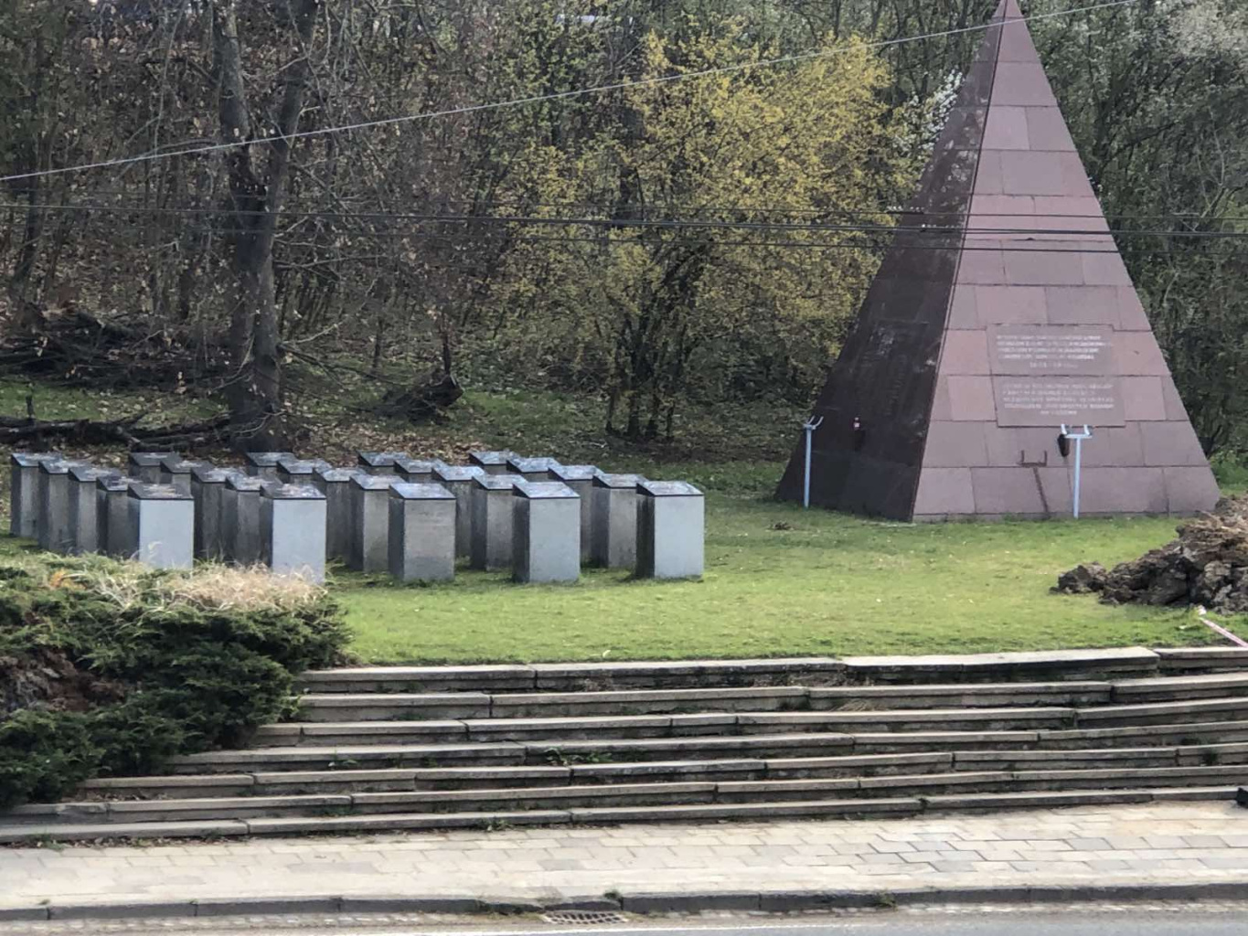 Братское захоронение Брно-Новы Лисковец в Чехии (всего захоронено советских воинов 51, 34 - изв., 17 - неизв.).jpg