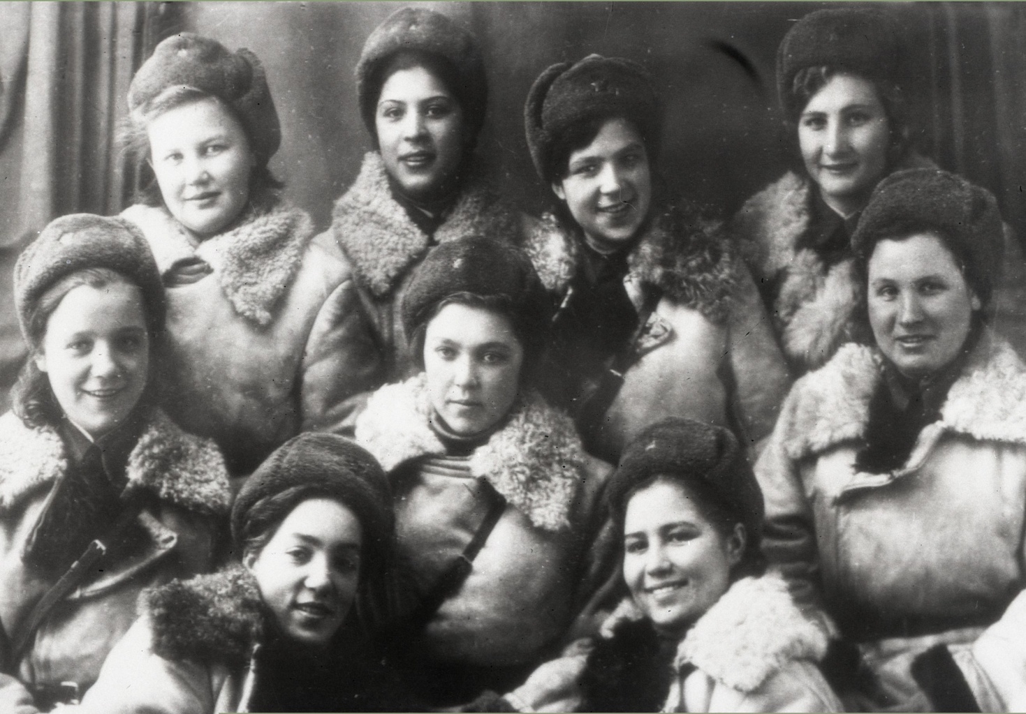 Диверсионная группа девушек-подрывников, прибывшая в Беларусь из-за линии фронта. В центре – командир группы Е.Ф. Колесова.