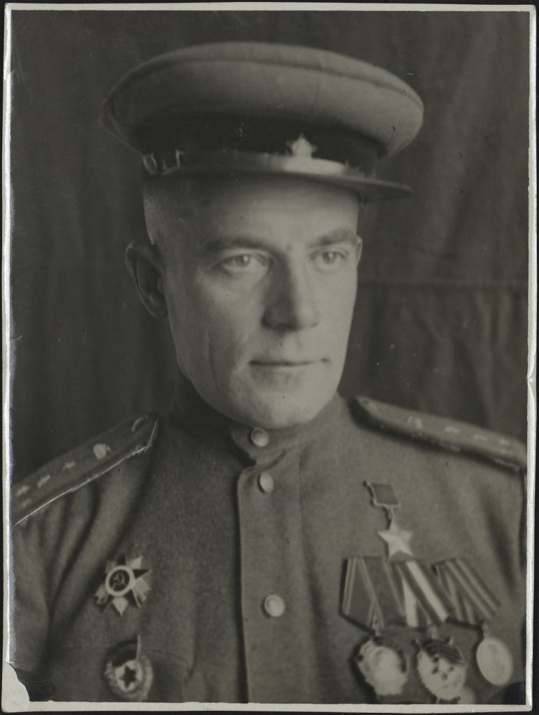 Герой Советского Союза гвардии капитан А.А. Яковлев.jpg