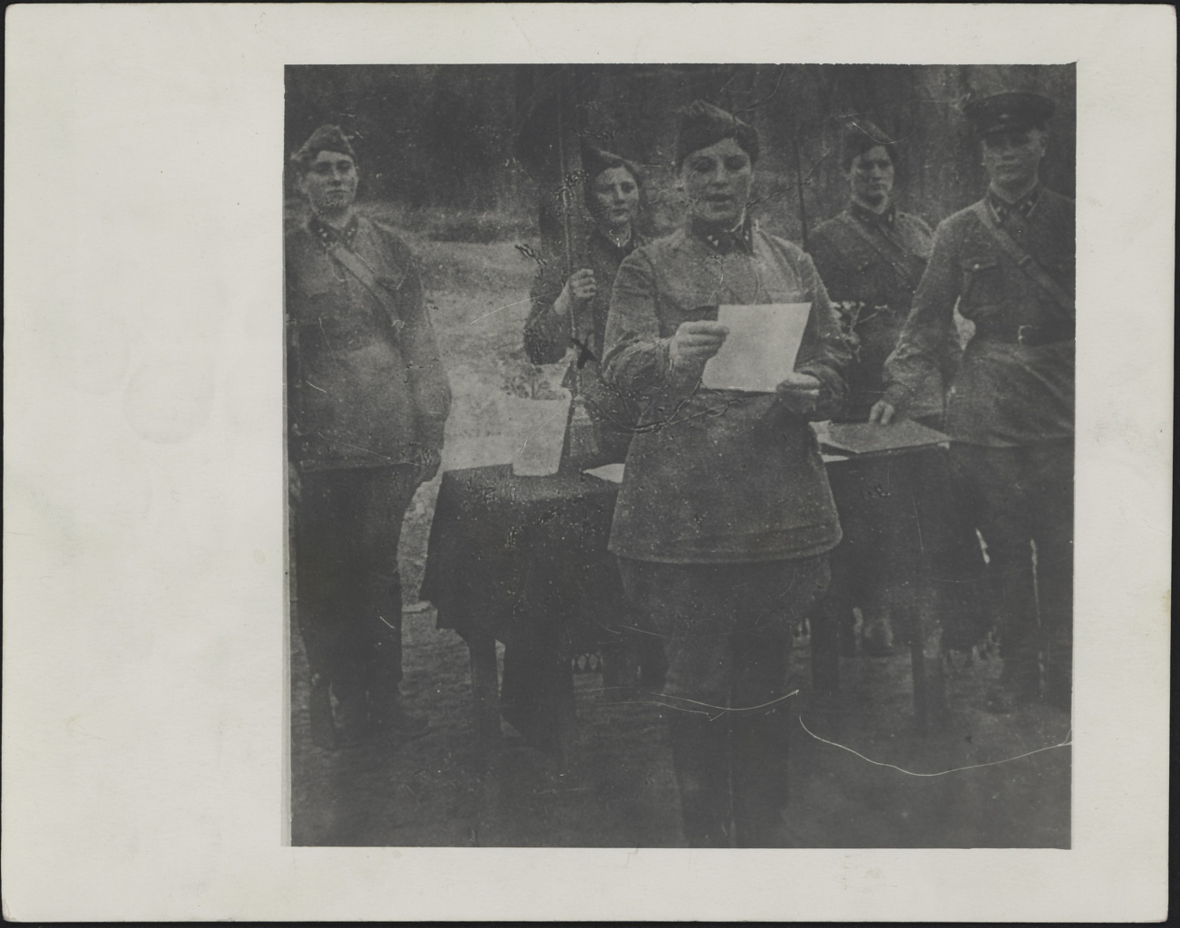 Елена Константиновна Стемпковская принимает присягу. 1942 г..jpg