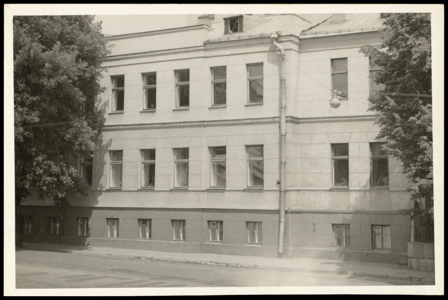 Дом № 9 на улице Энгельса (окна 3, 4, 5 справа на 2-м этаже), в котором в ночь на 22 сентября 1943 года прогремел взрыв.jpg