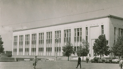 Здание музея на Центральной (Октябрьской) площади. Февраль 1966 г..jpg
