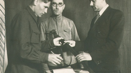 Комиссар Будай дарит шашку. 1946 г..jpg